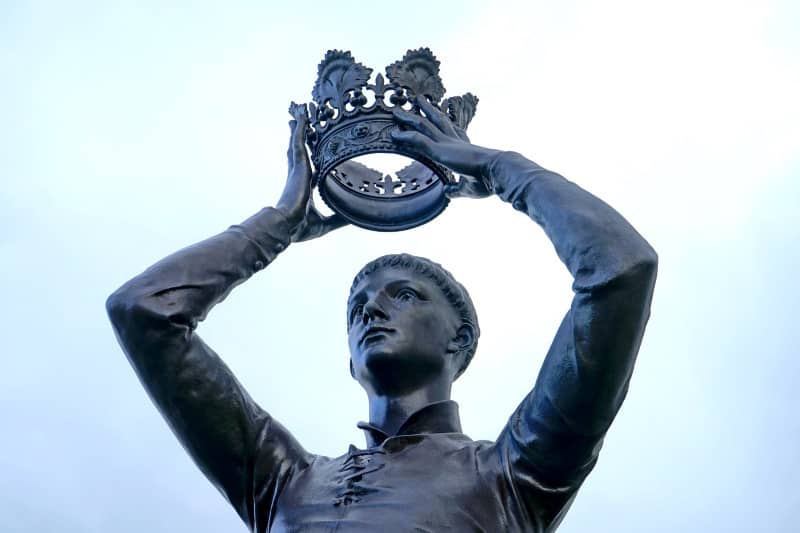 Statue of a man crowning himself king